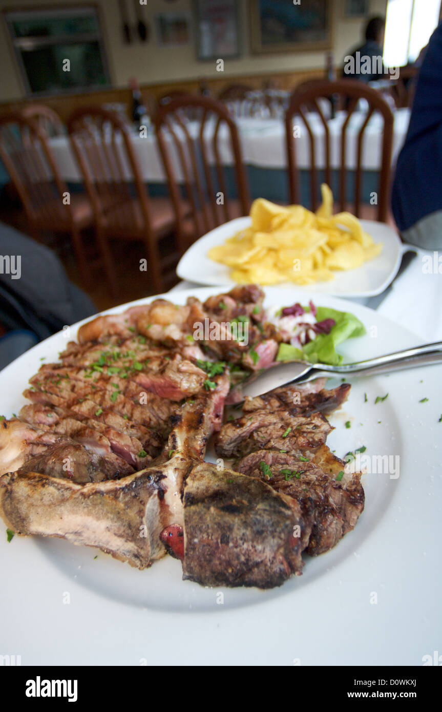 Riesen Steak mit Pommes frites Stockfoto