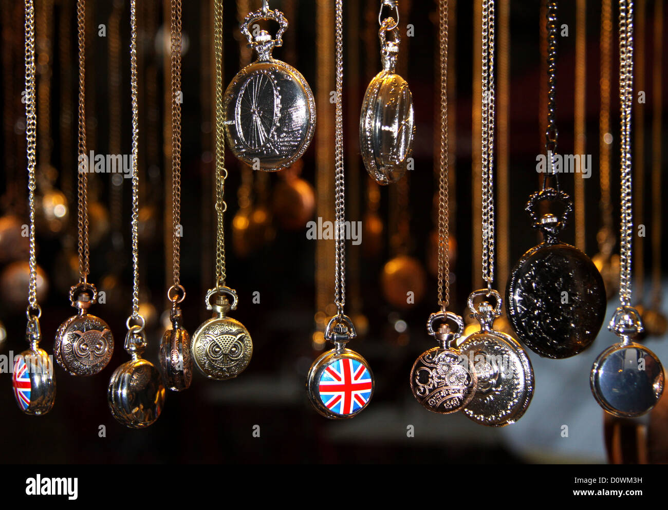 Taschenuhren zum Verkauf auf Weihnachtsmarkt, Southbank, London, England Stockfoto