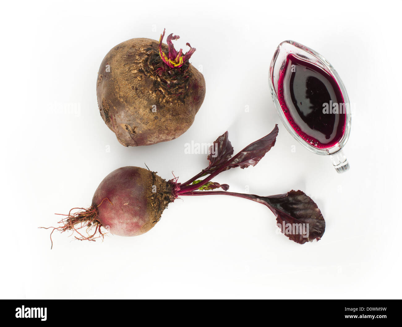 Rote Beete mit Blätter und Krug mit weißen Saft isoliert Stockfoto