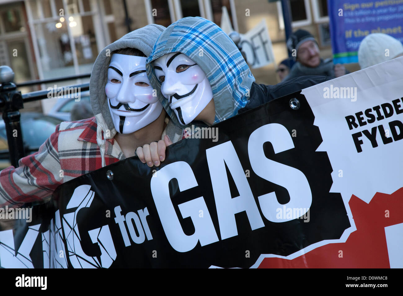 Blackpool Samstag, 1. Dezember 2012.   Anonymous maskierten Demonstranten gegen eine UK "Dash auf Gas" und Fracking nach Schiefergas, marschieren auf den Straßen von Lytham St Annes auf dem Weg zur Caudrillas Bohrers Website Anna Road, North Häuser Lane, St. Annes, Blackpool, Lancashire.  Anti-Fracking Demonstranten wollen Bohren zu stoppen, bis Risiken umfassend bewertet werden. Stockfoto