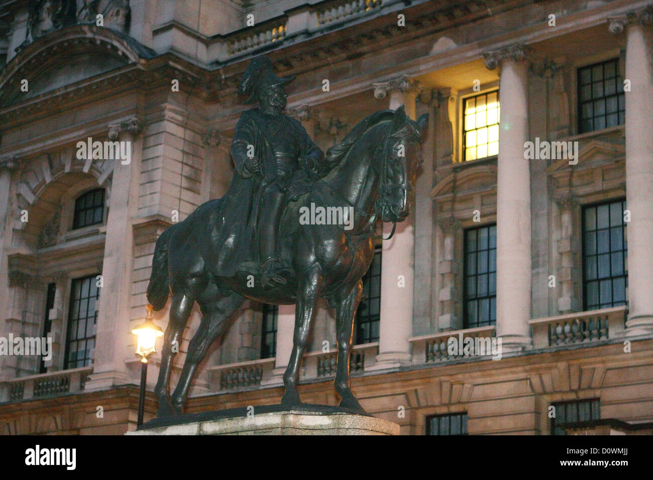 Eine Statue von Herzog von Cambridge, in Whitehall vor Gebäuden - in der Nacht mit Blitz, die Statue zu erhellen Stockfoto