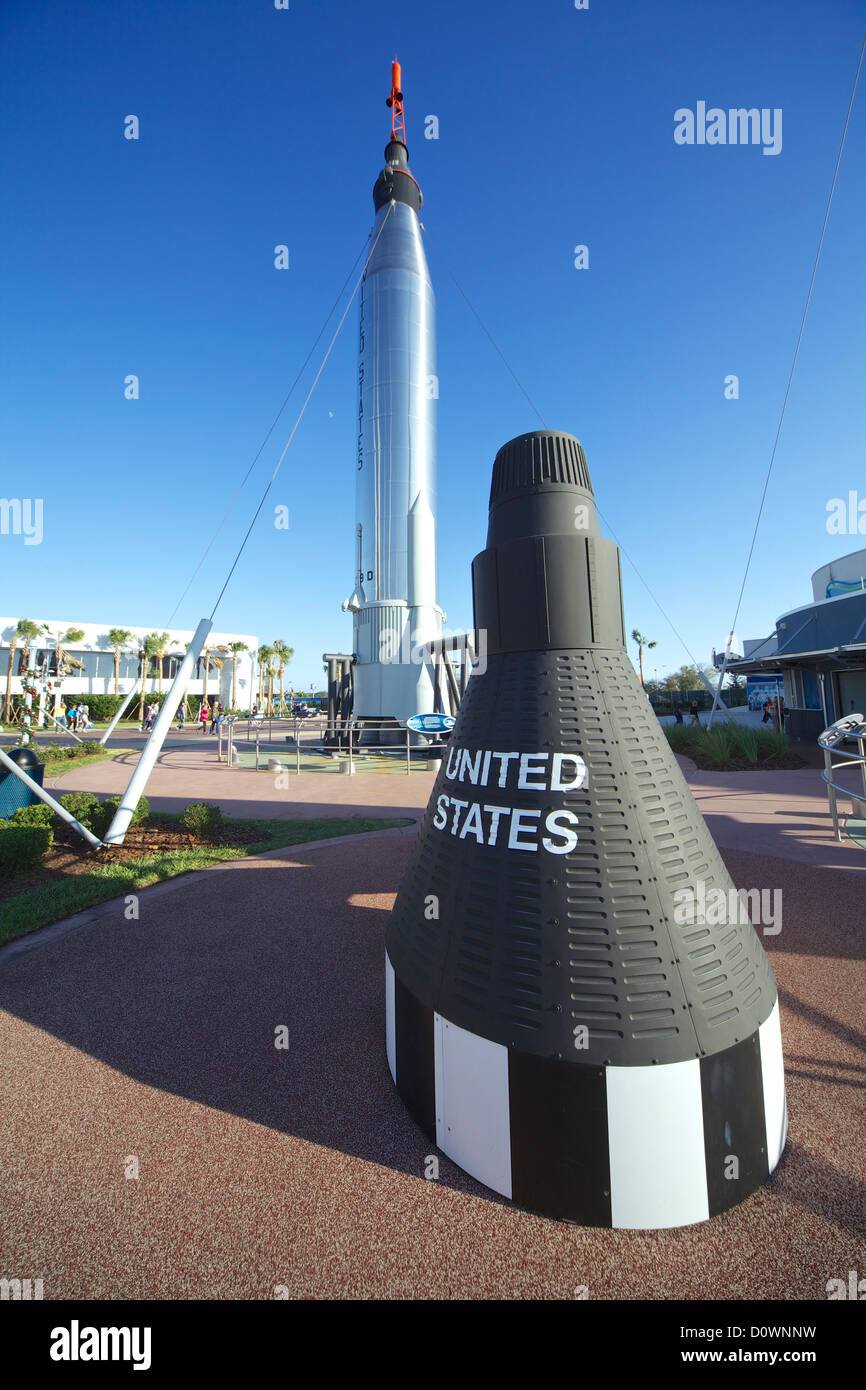 Apollo-Raumkapsel bei der NASA Kennedy Space Center in Florida mit unserem Mond im Hintergrund Stockfoto
