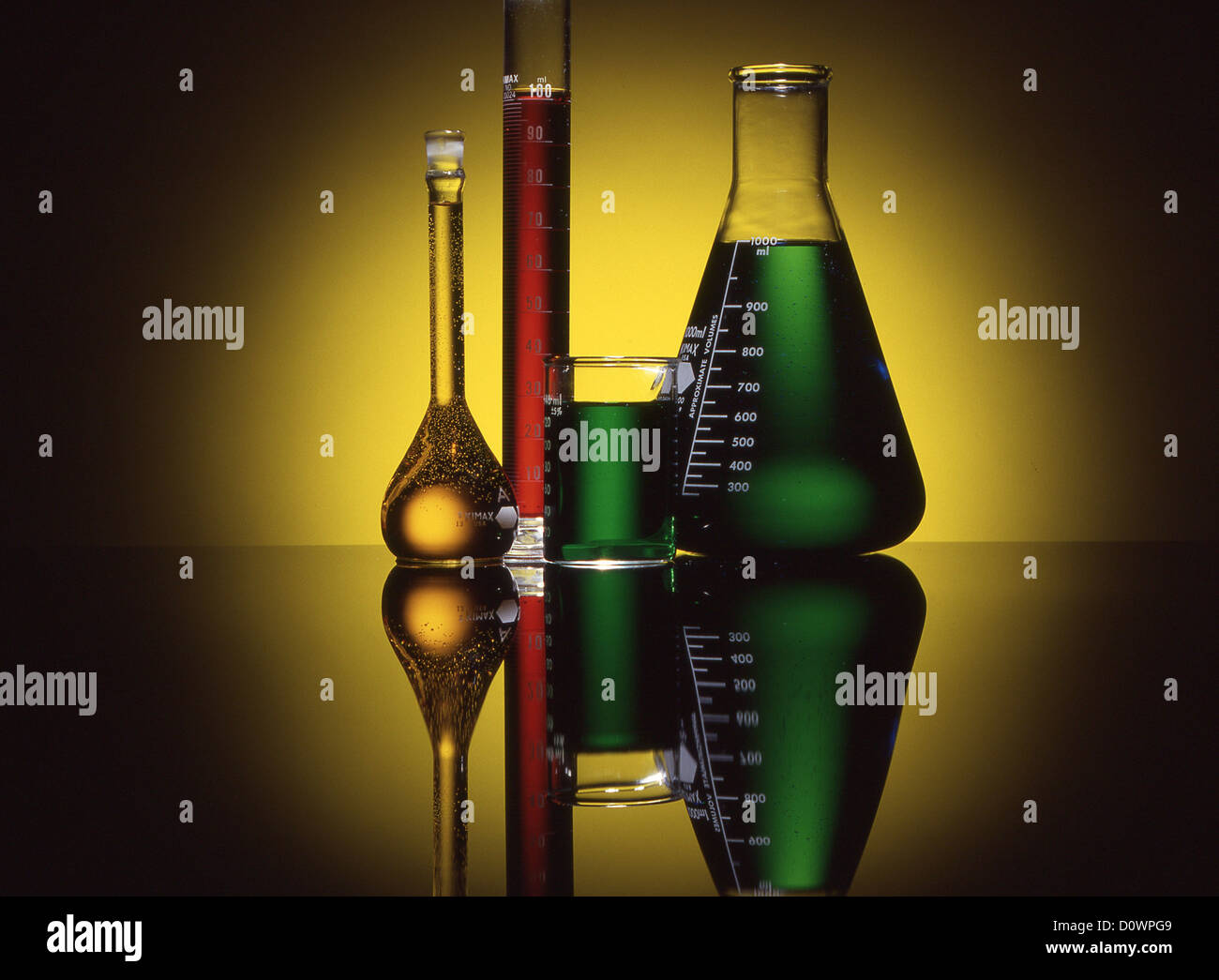 Chemie-Glas-Becher reflektiert Rotes grünes Gold gelb Stockfoto