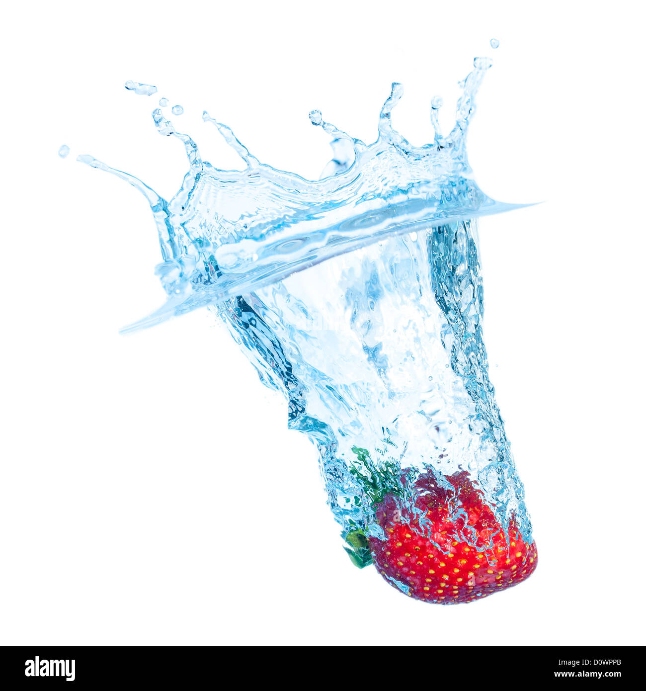Frischen Erdbeere in Wasser mit Splash fallen gelassen Stockfoto
