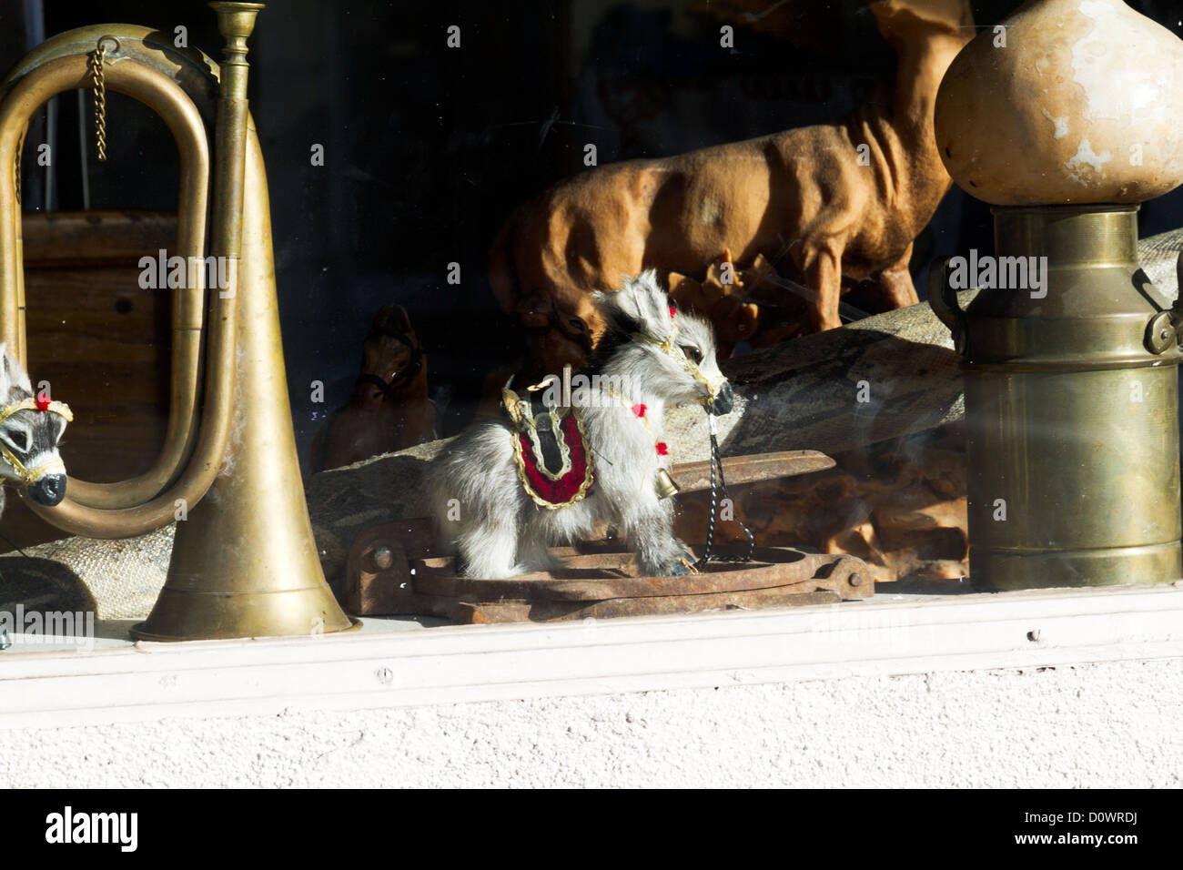 Verschiedene Gegenstände in das Fenster von einem Second Hand Laden in Goleta, Kalifornien gesehen Stockfoto