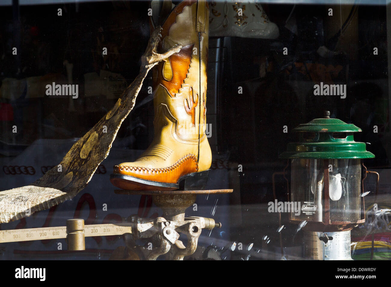Schaufenster der Second Hand Laden. Stockfoto