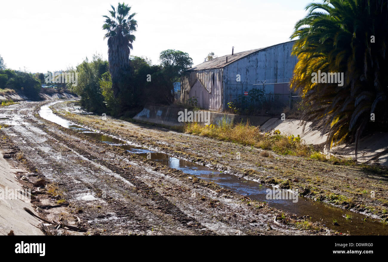 Ein schlammiger Kanal führt durch ein heruntergekommenes Viertel in Goleta, Kalifornien Stockfoto