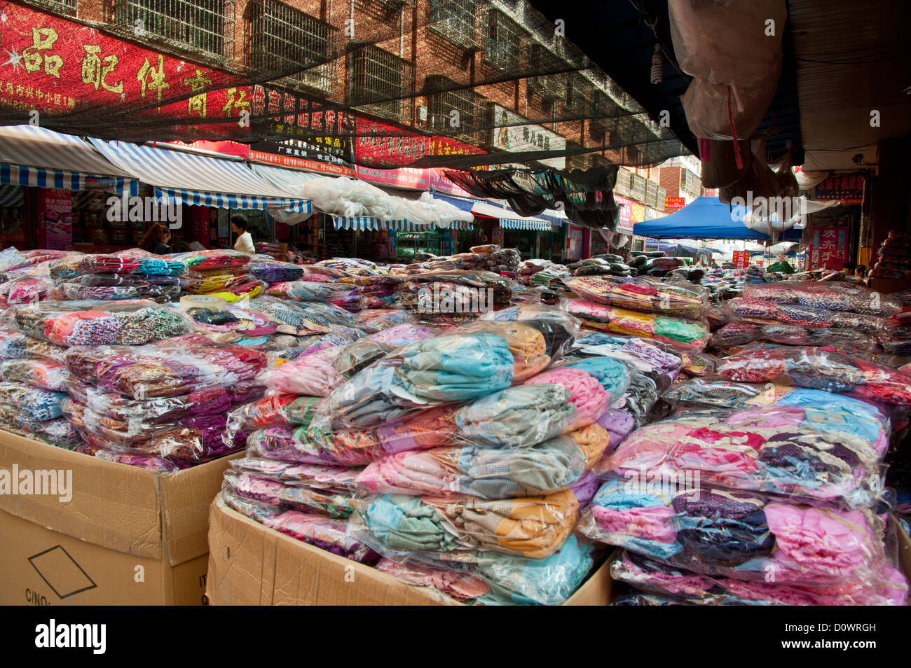 Textile Produkte, die auf der Straße von Yiwu gestapelt Stockfoto
