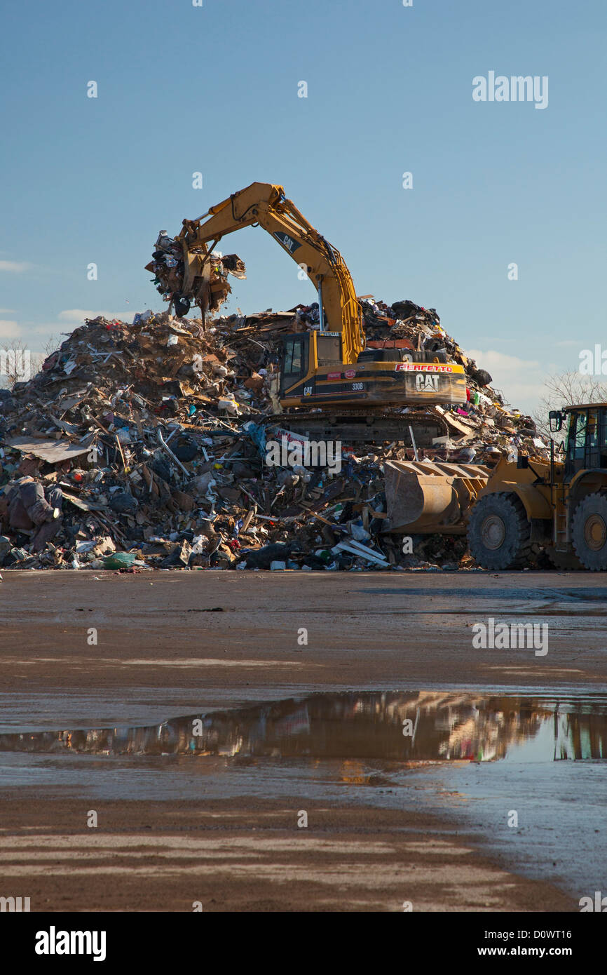 New York, New York - Arbeiter Haufen Schutt von Hurrikan Sandy auf einem Parkplatz neben dem Strand auf Staten Island. Stockfoto