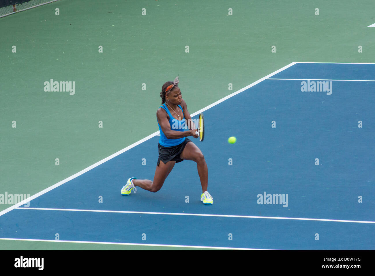 Whitney Byrd auf Tennisplatz Stockfoto