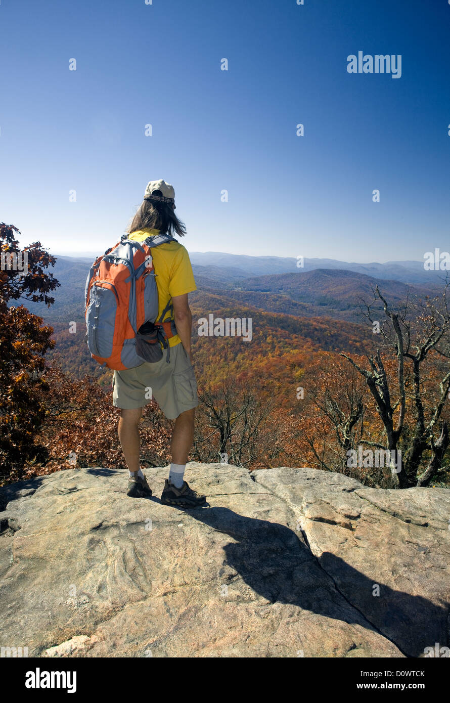 Wanderer auf dem Gipfel des Blut-Berg in der Bergwildnis Blut des Chattahoochee National Forest. Höhe 4.458 ft. Stockfoto