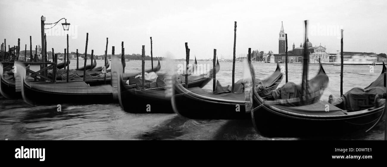 Gondeln säumen die Kanal-Möglichkeiten von Venedig in der Nähe von Piazza San Marco. Venedig, Italien. Stockfoto