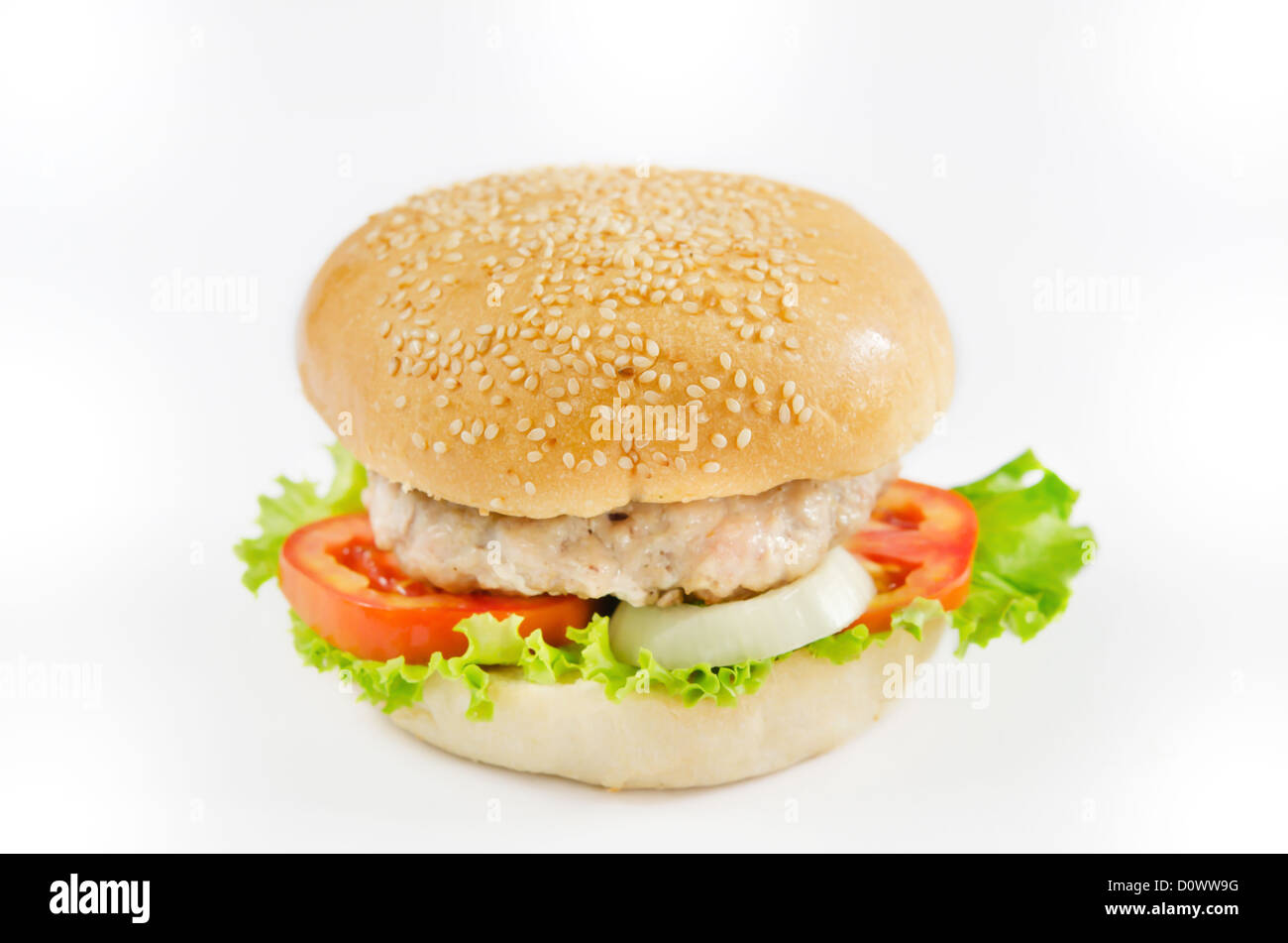 einzelne Burger auf weißem Hintergrund Stockfoto