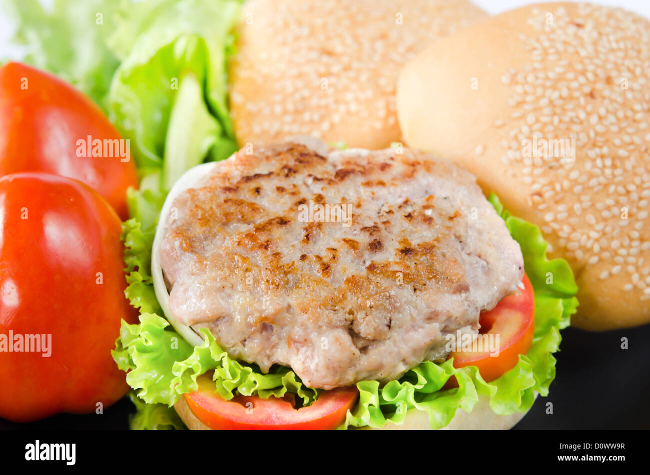 Gebratenes Schweinefleisch mit frischem Gemüse und Brötchen Stockfoto