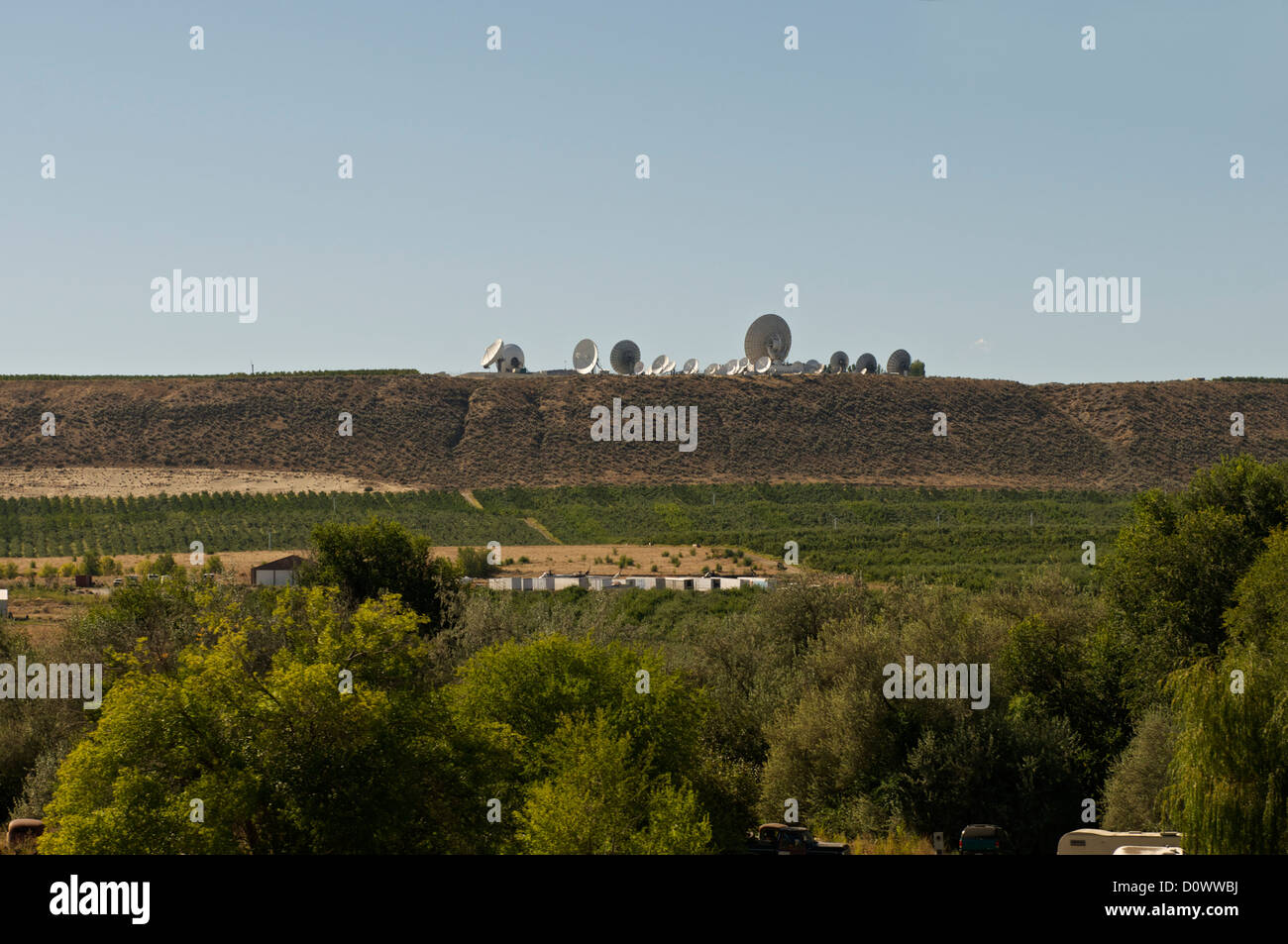 Das Radioteleskop und die Satelliten-Tracking-Array im entfernten Brewster, Washington, sind Teil der VBLA Stockfoto