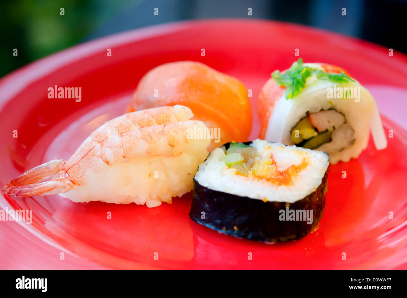 Im traditionellen japanischen Stil essen, Sushi und Sushi-Rollen Stockfoto