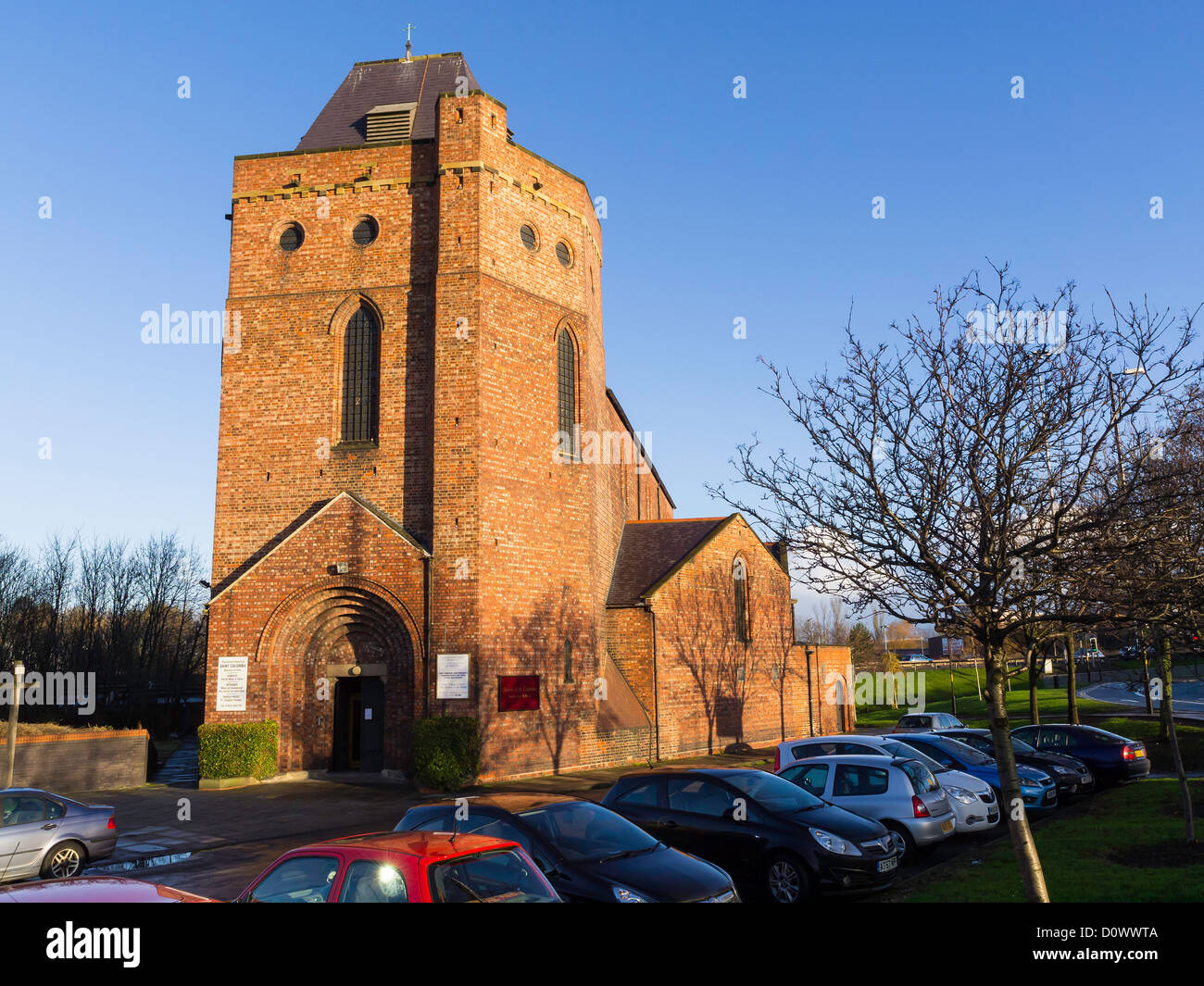 St. Columba Anglican Church in Middlesbrough gebaut 1902 in einem Wohngebiet zwischen den Parkplätzen und stark befahrenen Straßen jetzt isoliert Stockfoto