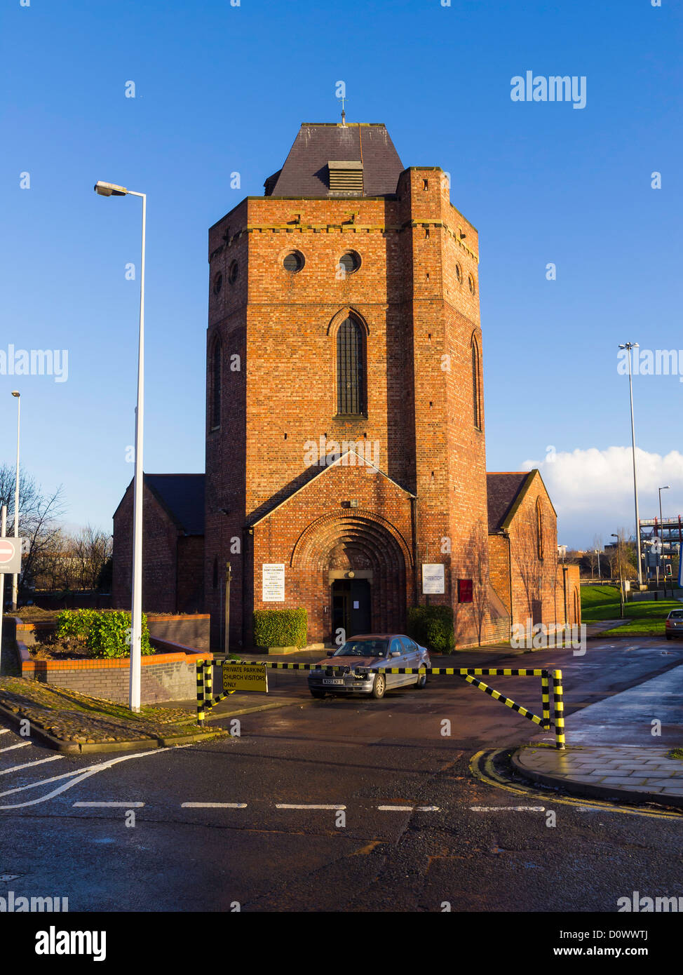 St. Columba Anglican Church in Middlesbrough gebaut 1902 in einem Wohngebiet zwischen den Parkplätzen und stark befahrenen Straßen jetzt isoliert Stockfoto