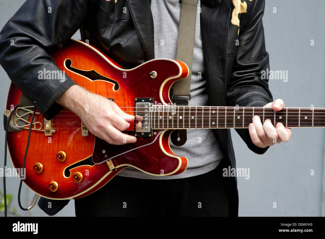 Gitarrist auf e-Gitarre mit einer Band zu spielen. Stockfoto