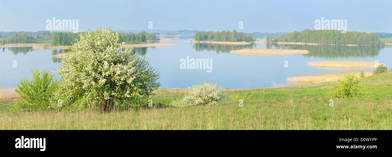 Panoramabild (3:1) des Sees bei Sonnenaufgang. Stockfoto