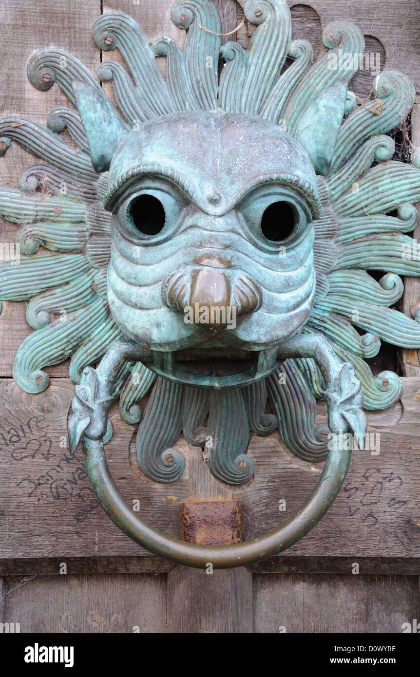 Dies ist eine große Löwen Kopf Türklopfer an einer Tür in Brougham Hall in Cumbria. Stockfoto