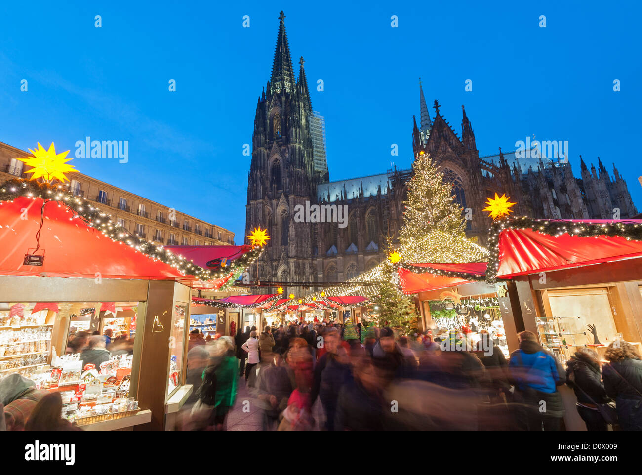 Kölner Weihnachtsmarkt am nachts die Kathedrale in Winter-Deutschland beschäftigt Stockfoto