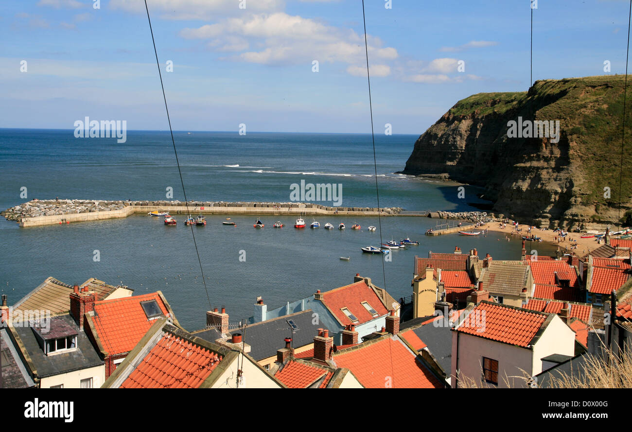 Dächer und Hafen von Mount Pleasant Staithes North Yorkshire England UK Stockfoto
