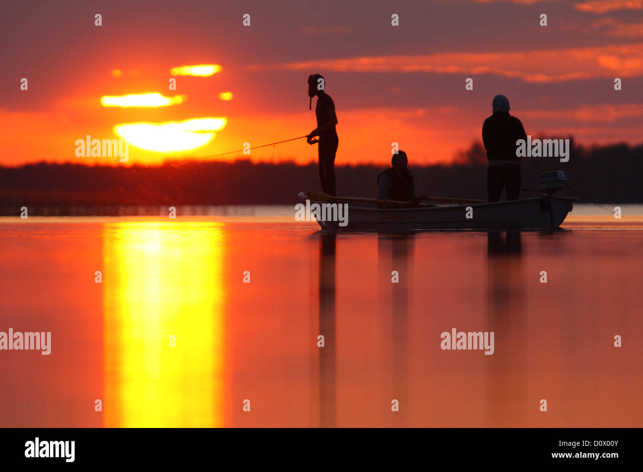 Jungen Fischen vom Boot am See. Europa, Estland Stockfoto