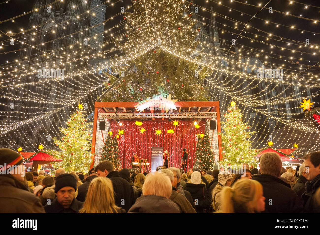 Kölner Weihnachtsmarkt am nachts die Kathedrale in Winter-Deutschland beschäftigt Stockfoto