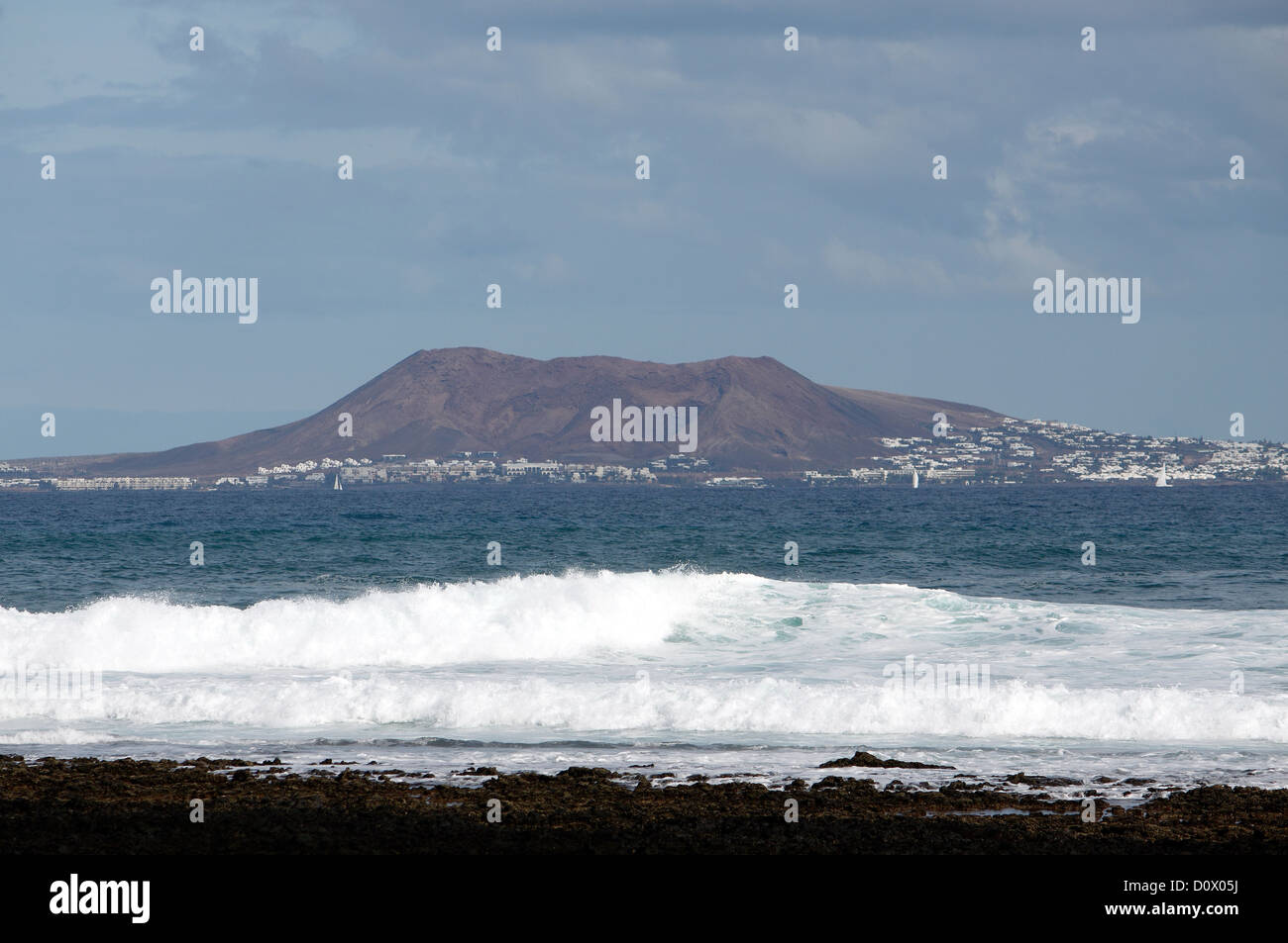 DIE ATLANTISCHE KÜSTE VON FUERTEVENTURA MIT BLICK AUF LANZAROTE. KANARISCHEN INSELN. Stockfoto