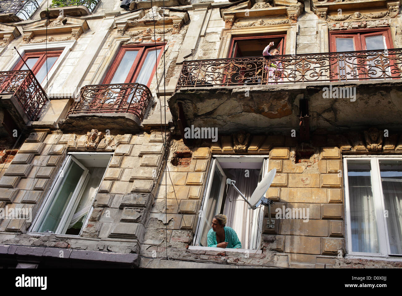 Bukarest, Rumänien, lebt in einem verfallenen alten Gebäude in der Altstadt Stockfoto