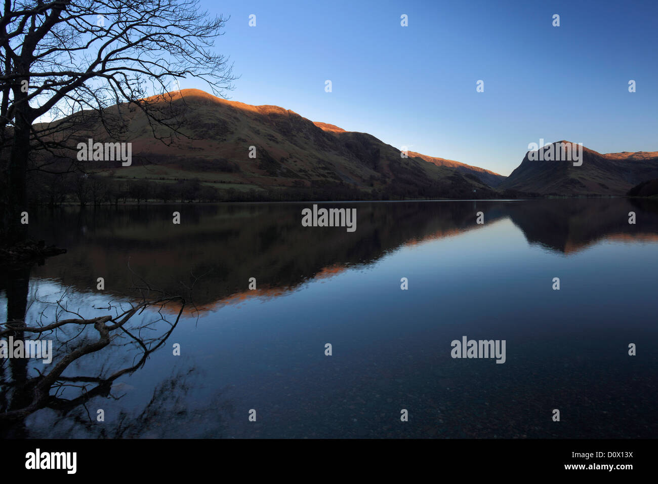 Fleetwith Hecht fiel, spiegelt sich in Buttermere, Nationalpark Lake District, Cumbria County, England, UK Stockfoto