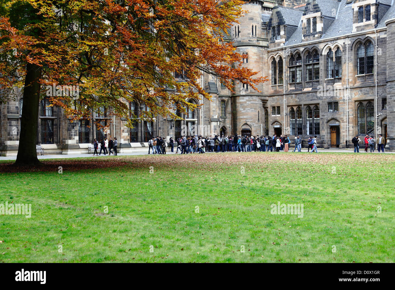 Studenten im East Quadrangle im Herbst am Campus der University of Glasgow in Glasgow, Schottland, Großbritannien Stockfoto