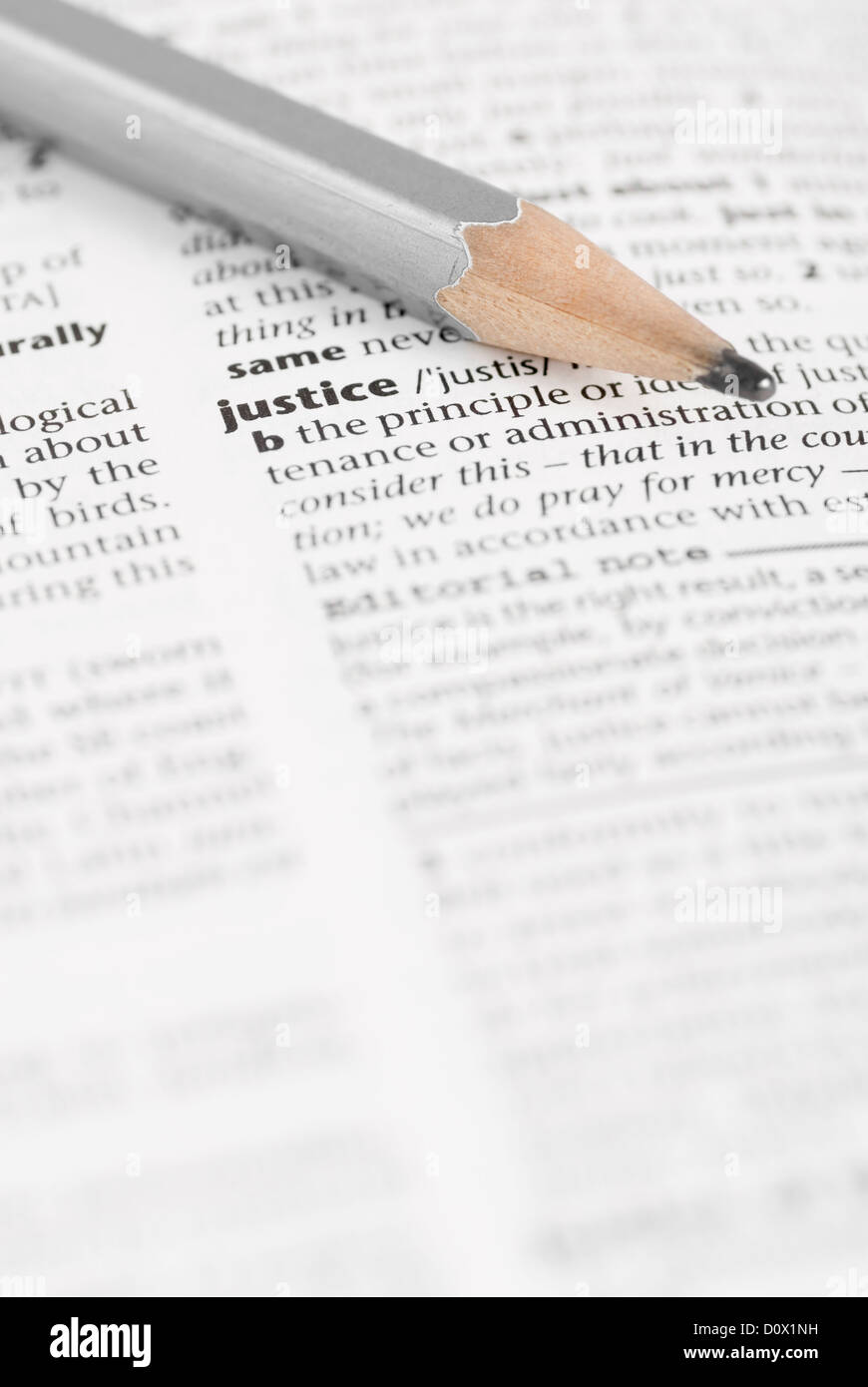 Makro-Bild Wörterbuch Wort: Gerechtigkeit und Bleistift. Stockfoto