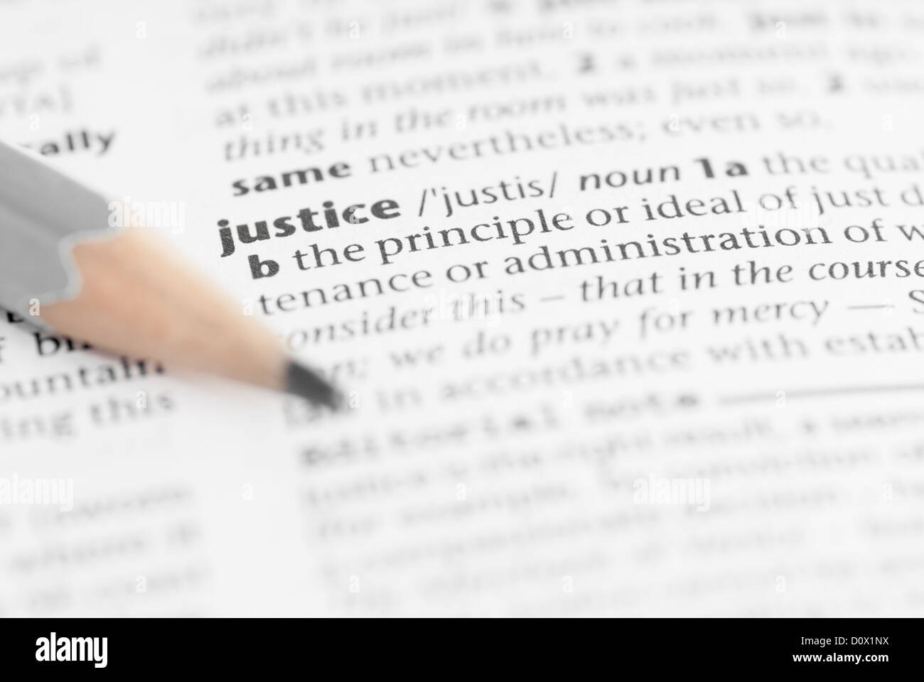 Makro-Bild Wörterbuch Wort: Gerechtigkeit und Bleistift. Stockfoto