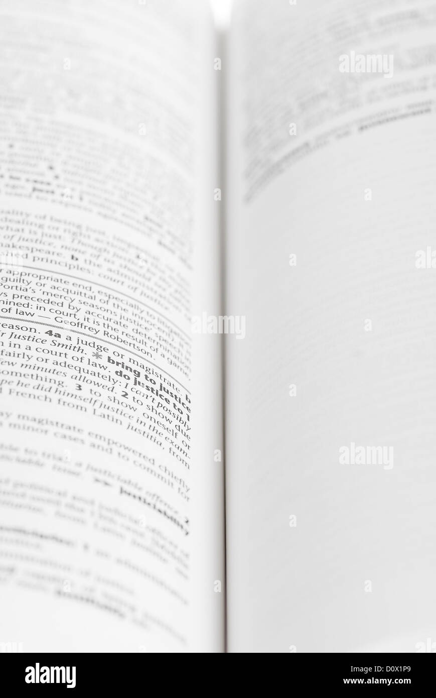 Großes Buch offen vor weißem Hintergrund. Stockfoto