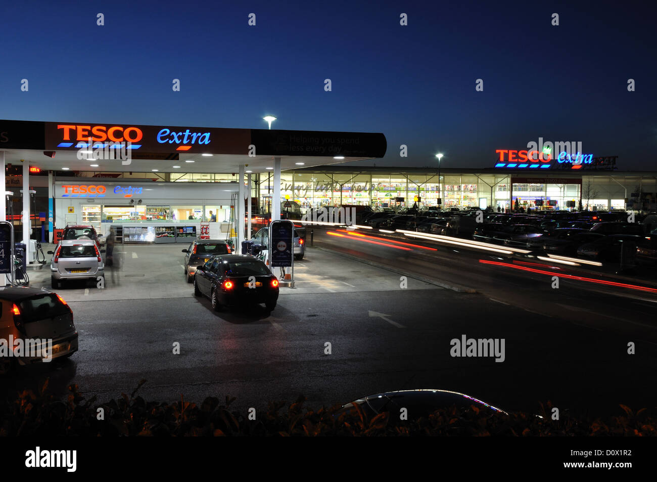 Tesco Superstore und Benzin Vorplatz Stockfoto