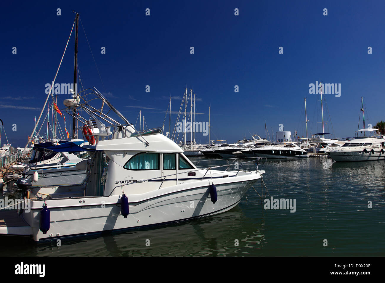 Segelboote in der Hafenbucht bei Santa Eulalia resort, Insel Ibiza, Balearen, Spanien, Europa Stockfoto