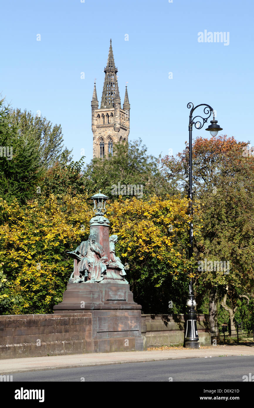 Kelvin Way Bridge im Herbst mit dem Glockenturm der University of Glasgow, Kelvin Way, Glasgow, Schottland, Großbritannien Stockfoto