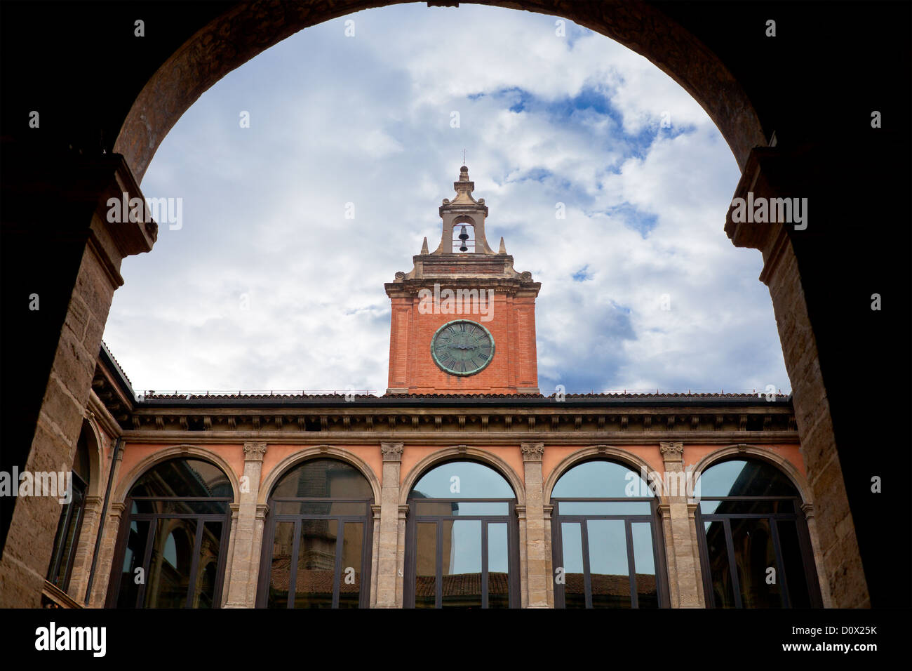 Turm und Hof des Archiginnasio-Palast - die erste offizielle Sitz der Universität von Bologna Stockfoto