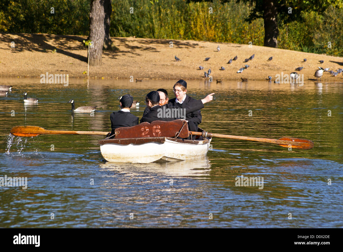 4 orthodoxe jüdische Männer in einem Ruderboot, hohlen Teiche, Leytonstone, London, England Stockfoto