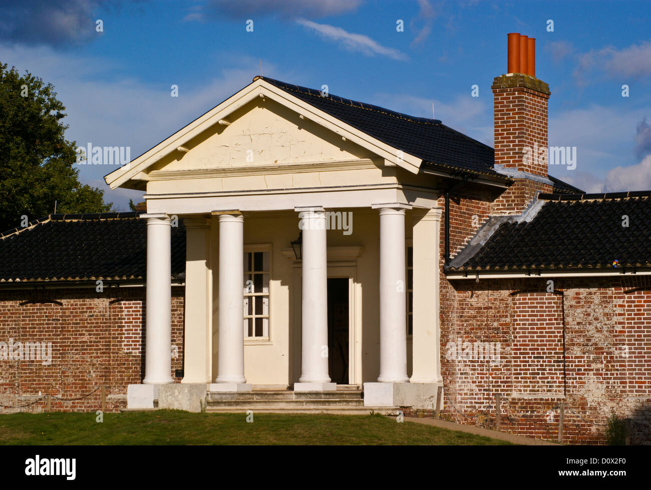 "Der Tempel", Palladio Portikus, 1760, nach einem Entwurf von Colen Campbell, Wanstead Park, Wanstead, East London, England, Sonnenuntergang Stockfoto