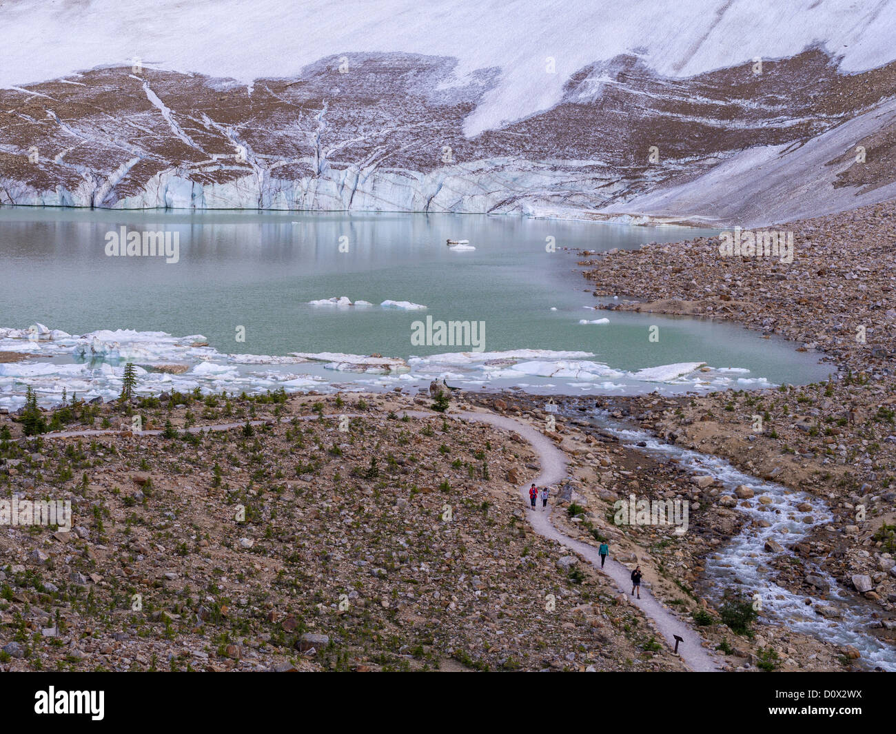 Wanderer verlassen mit dem Schmelzwasser der Gletscher. Ein paar Stunden, bevor ein großes Stück Eis dieser Wanderweg geschlossen. Stockfoto