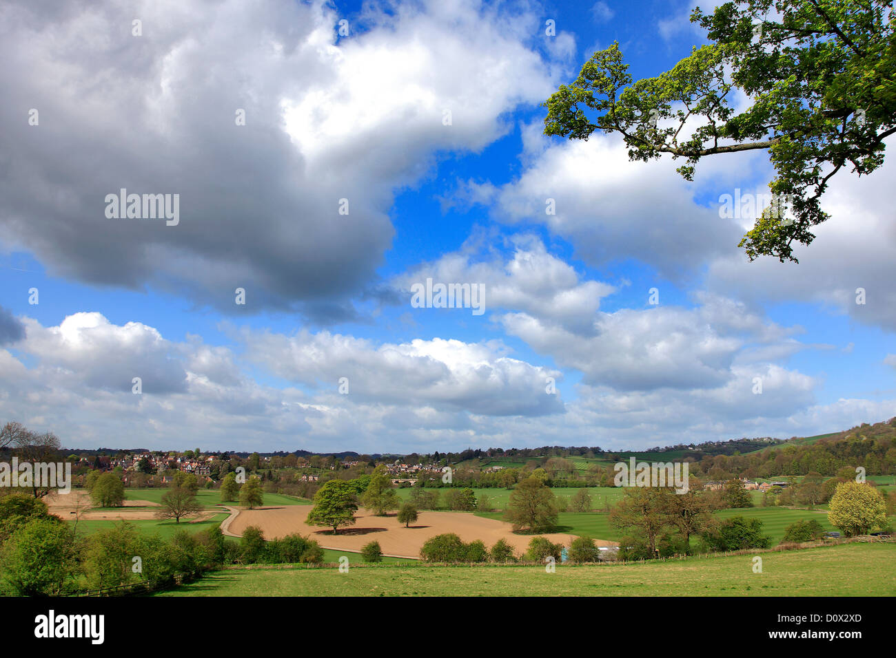 Sommer Blick auf Äckern und das Dorf Duffield in der Amber Valley District in Derbyshire Dales, England, Großbritannien Stockfoto