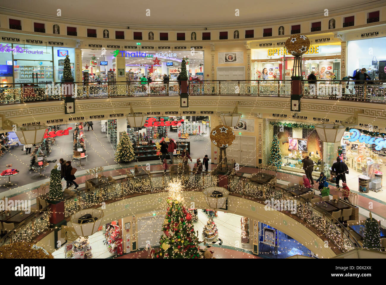 Weihnachtsschmuck im Einkaufszentrum Forum Steglitz in Berlin City, Deutschland. Stockfoto