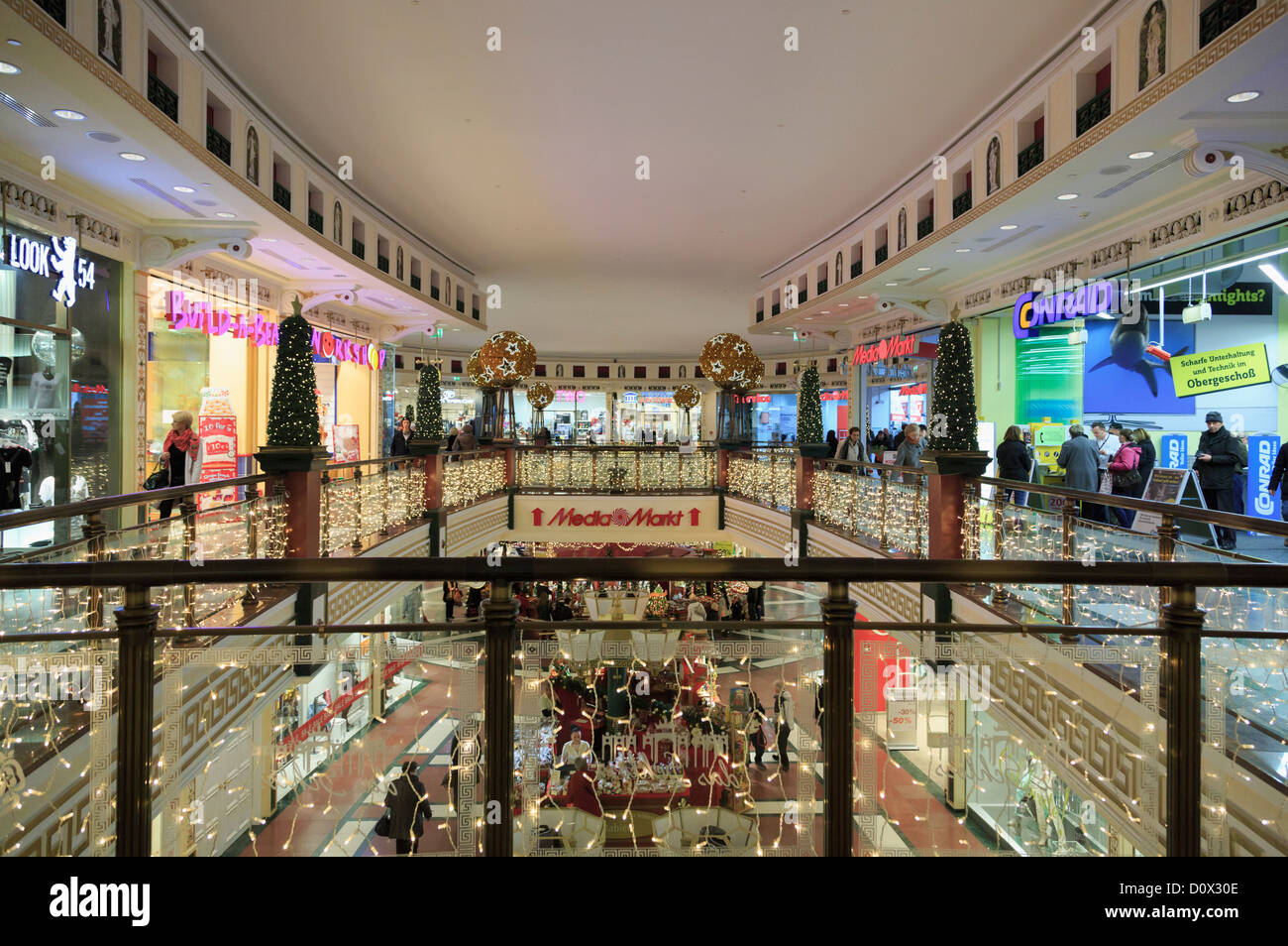 Obersten Etage des Einkaufszentrums Forum Steglitz dekoriert für Weihnachten in Berlin City, Deutschland. Stockfoto