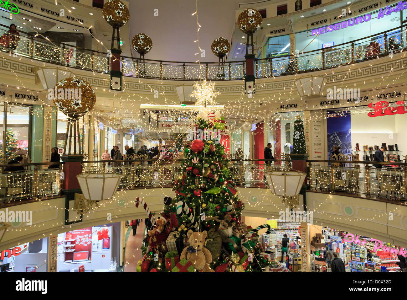Weihnachtsbaum und Dekoration im Einkaufszentrum Forum Steglitz in Berlin City, Deutschland. Stockfoto