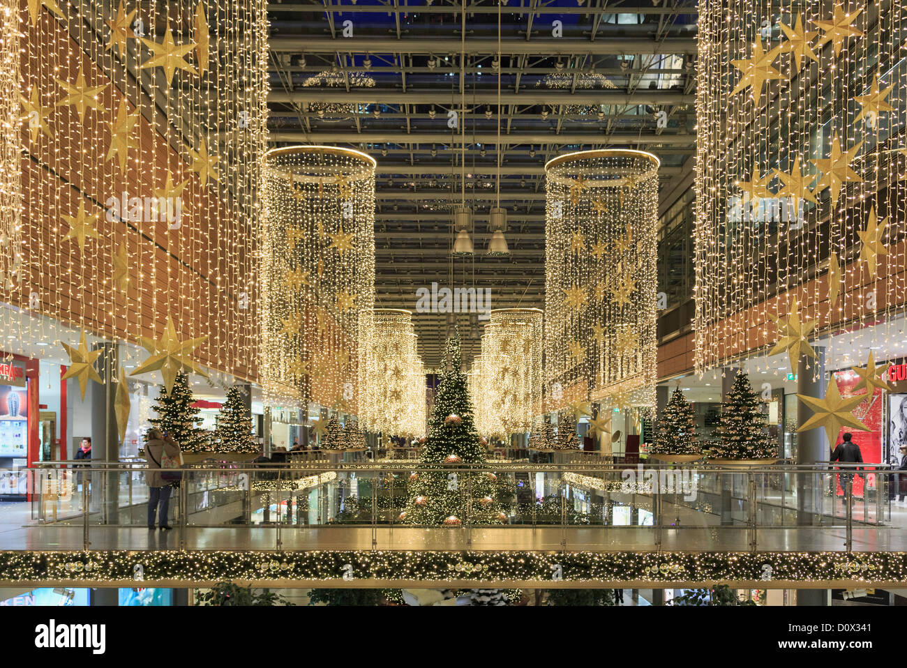 Weihnachtsbeleuchtung und Dekorationen im neuen Einkaufszentrum Arkaden am Potsdamer Platz, Berlin City, Deutschland, Europa. Stockfoto