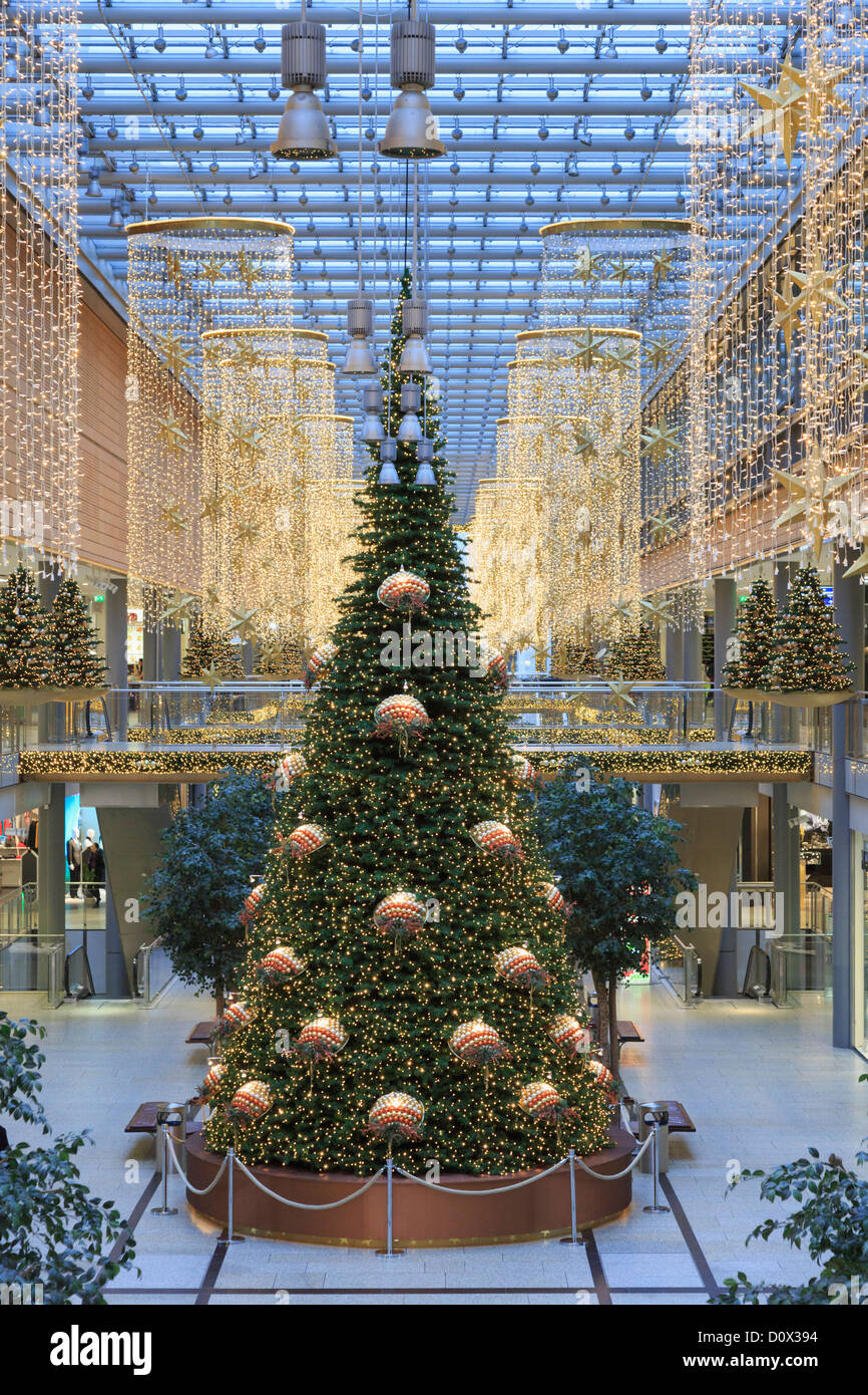 Weihnachtsbaum und Dekoration im Einkaufszentrum Arkaden am Potsdamer Platz, Berlin City, Deutschland, Europa. Stockfoto
