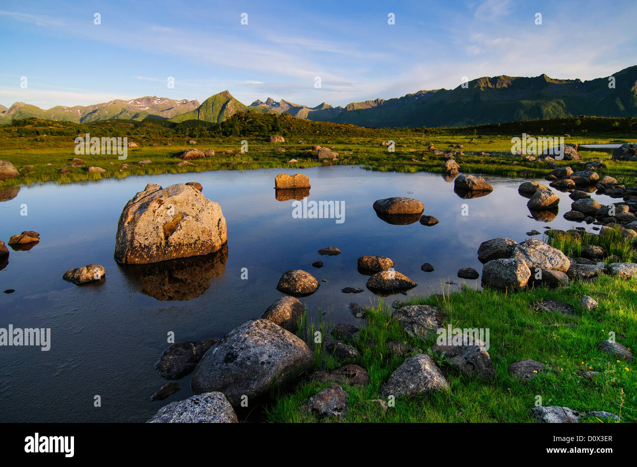 Die Berge der Lofoten-Inseln reflektieren in einem See im schönen Abendlicht Stockfoto